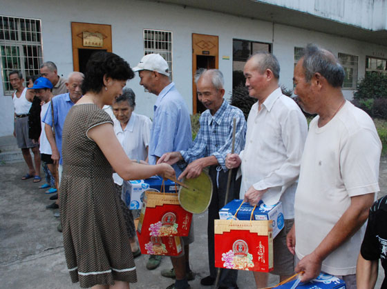 龙8集团走访慰问樟树市福利院